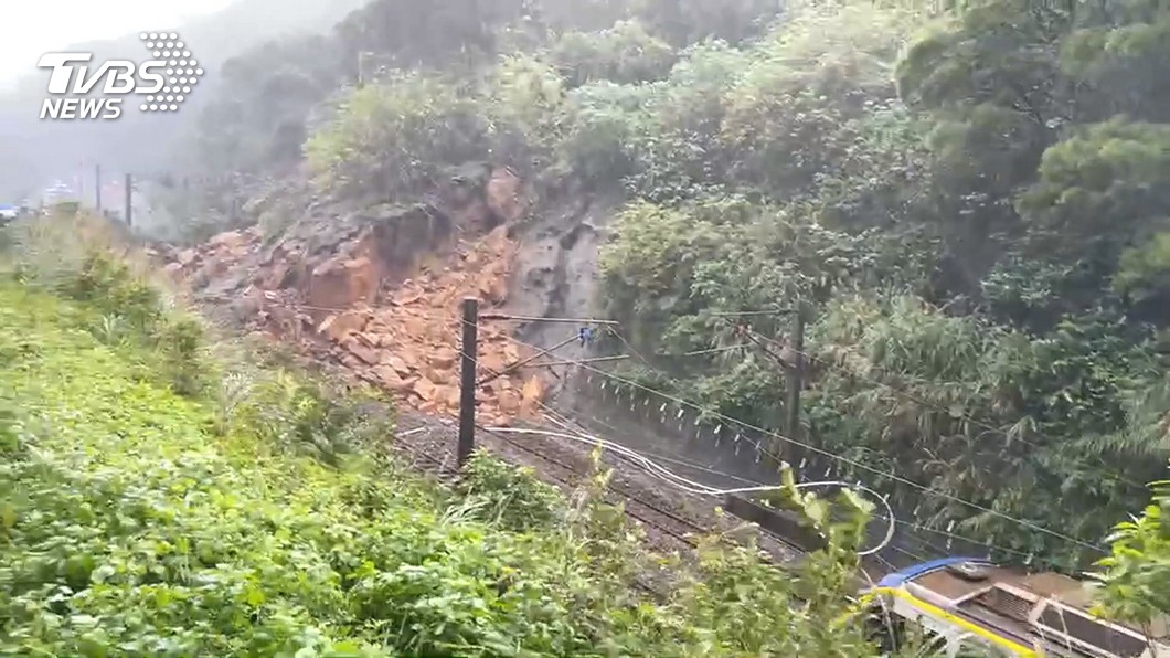台鐵瑞芳至猴硐段大片土石坍方，目前鐵路中斷。（圖／TVBS）