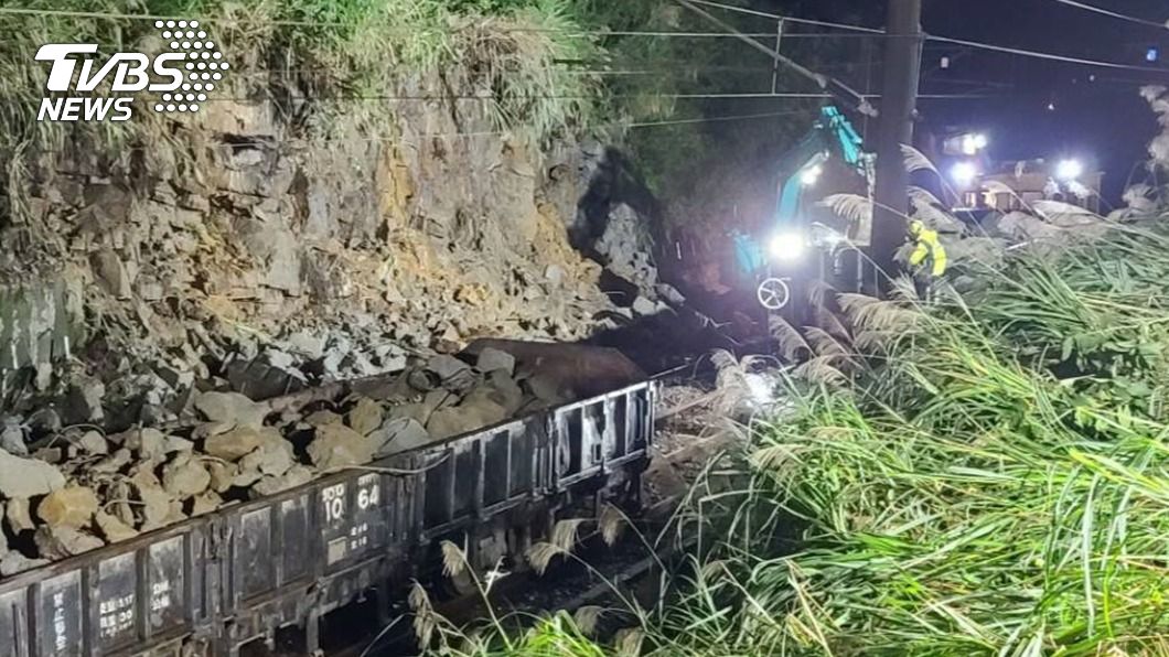 台鐵瑞芳至猴硐路段因坍方中斷，影響宜花東鐵路。（圖／中央社）
