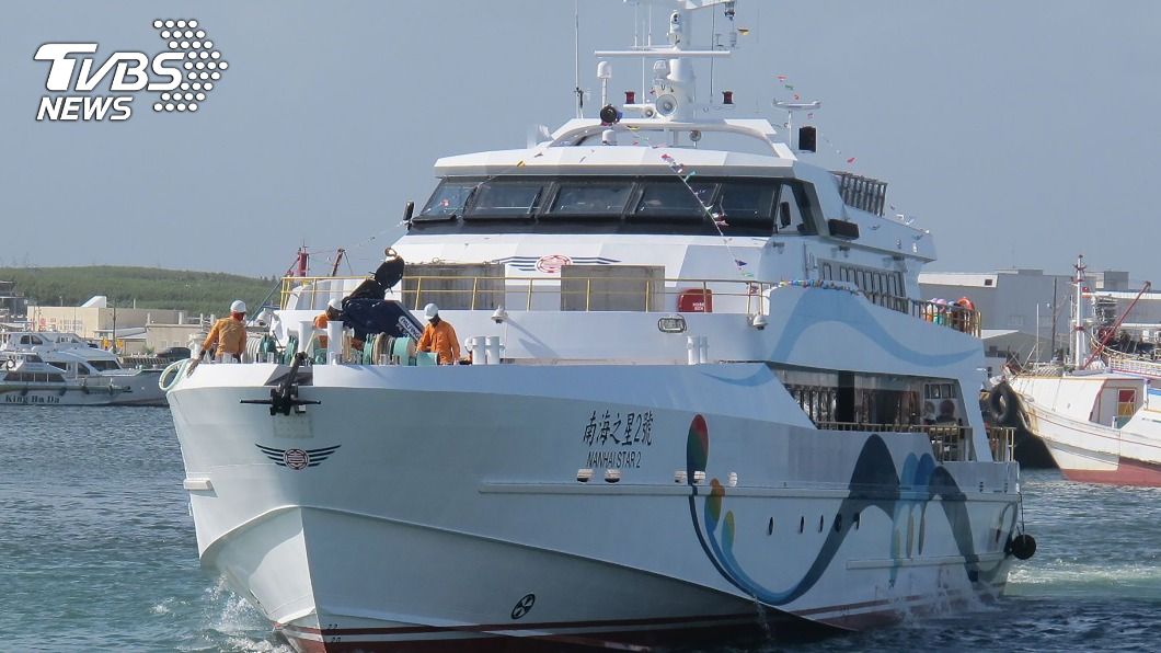 澎湖七美公所租用大型漁船輸運民生物資。（圖／中央社）
