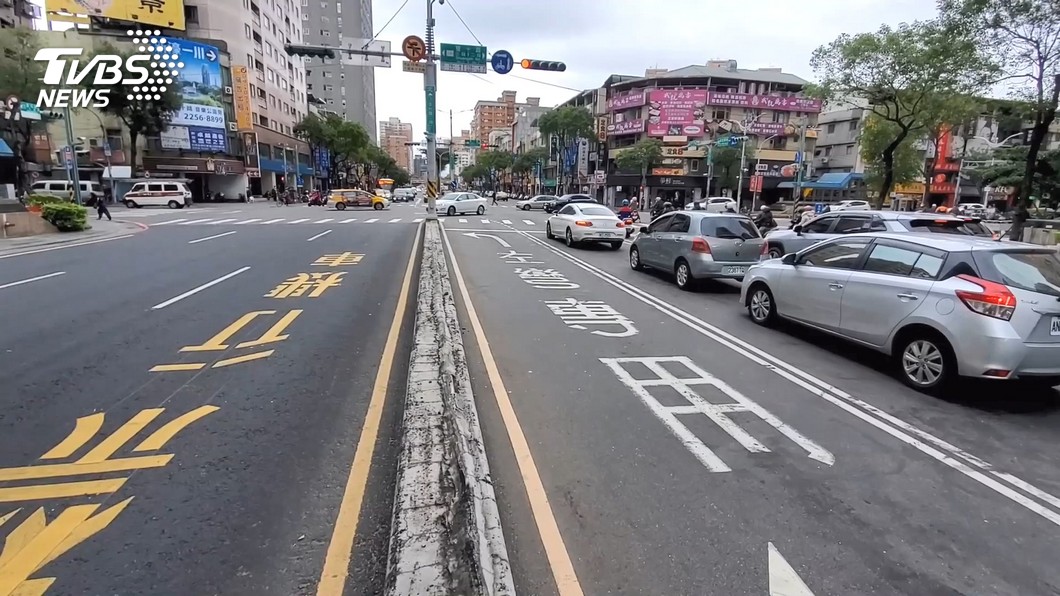 網友表示有些車輛會故意開在比較沒車的左轉車道，到路口再插回來容易導致路口回堵。(圖片來源/ TVBS)