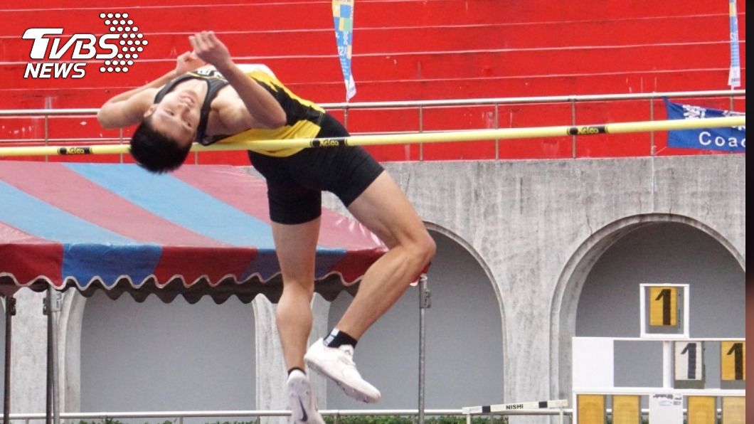 跳高選手傅兆玄在全田賽男子跳高項目以2公尺14打破大會紀錄奪金。（圖／中央社）