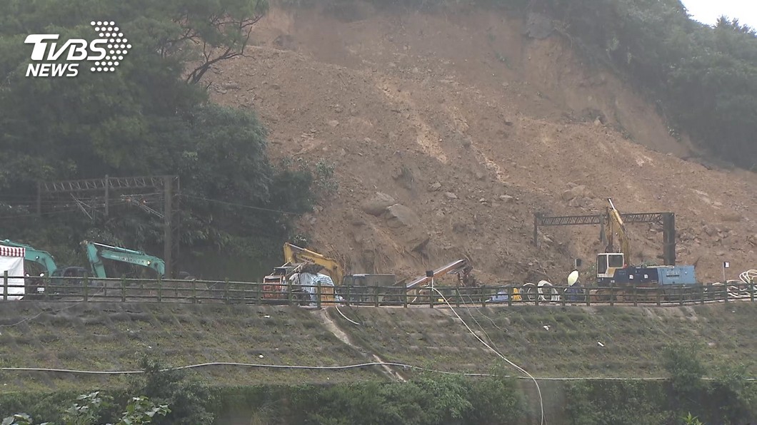 台鐵瑞芳－猴硐路段因大雨4日邊坡大面積坍塌。（圖／TVBS）