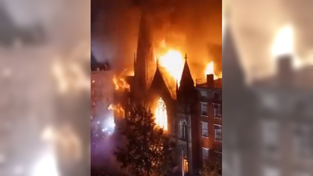 紐約中學院教堂遭大火吞噬。（圖／翻攝自DukeToddIsAlive推特）