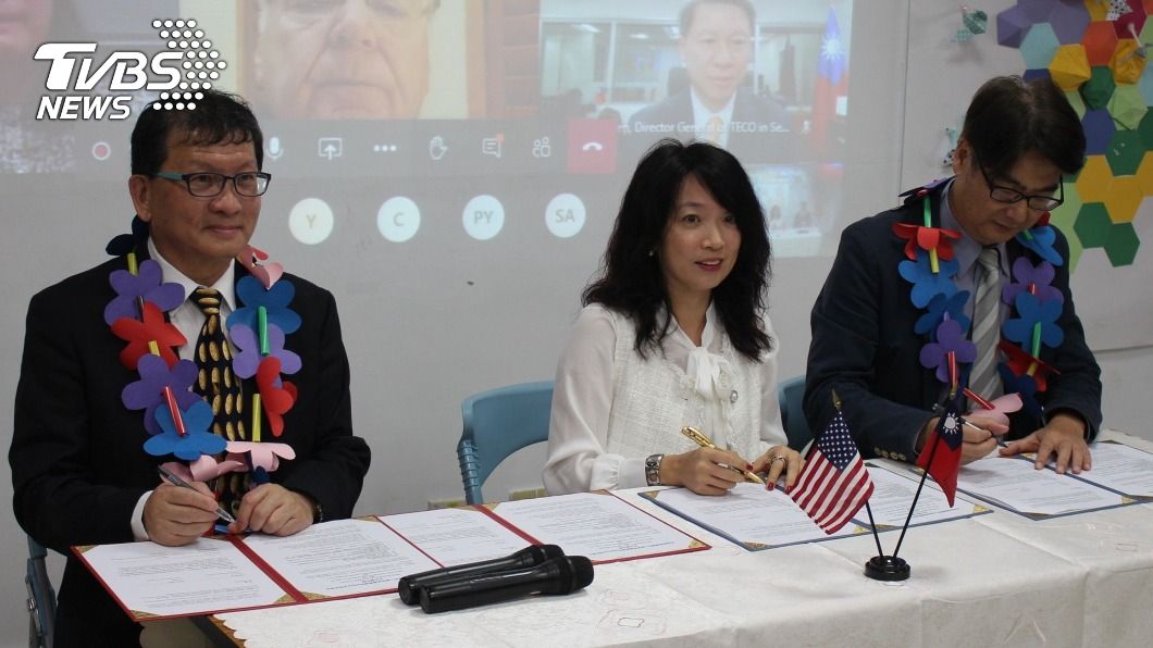 澎湖風櫃國小與美國學校簽訂教育交流合作備忘錄。（圖／中央社）