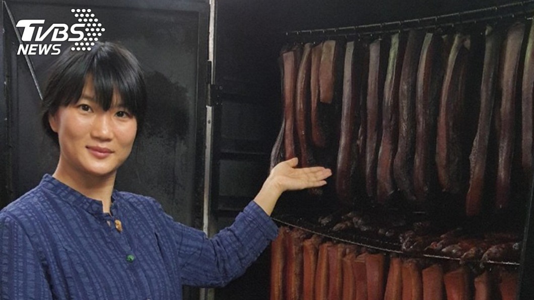 來自中國湖南的新住民歐陽玲麗手作湖南臘肉。（圖／中央社）