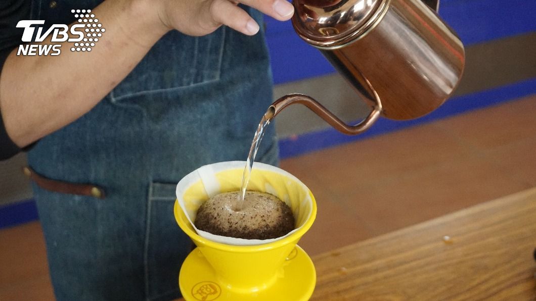 金門農工餐飲管理科林克威勇奪咖啡拉花暨手沖咖啡創意競賽第二名。（圖／中央社）