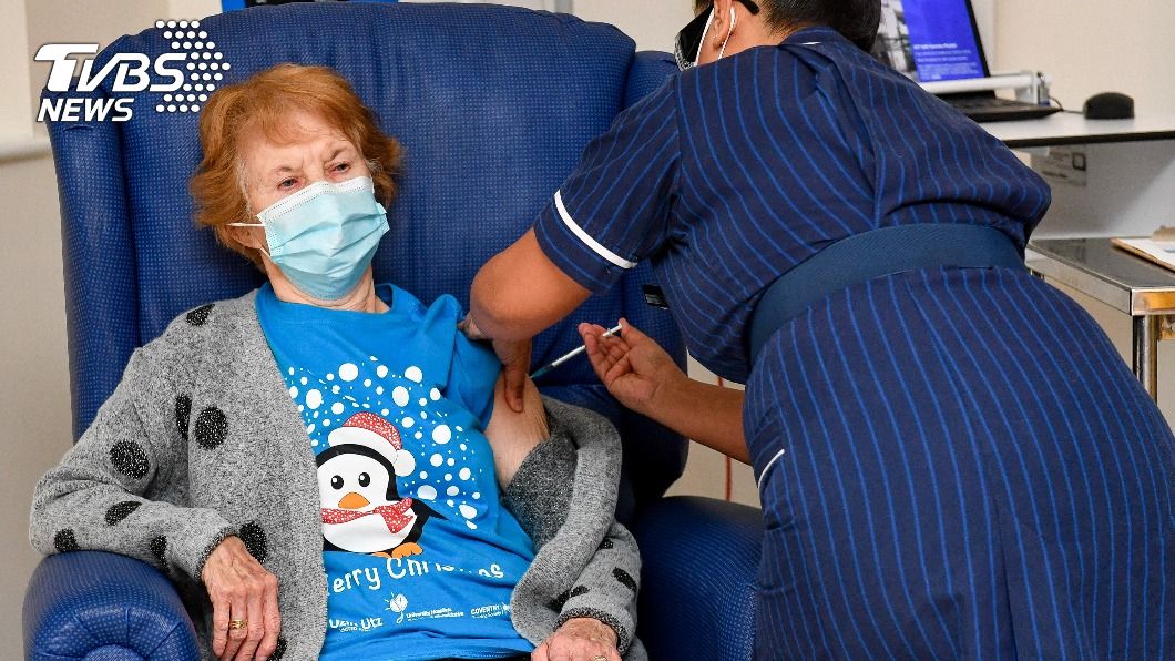 英國90歲嬤基南成為全球第一位接種輝瑞疫苗的人。（圖／達志影像路透社）