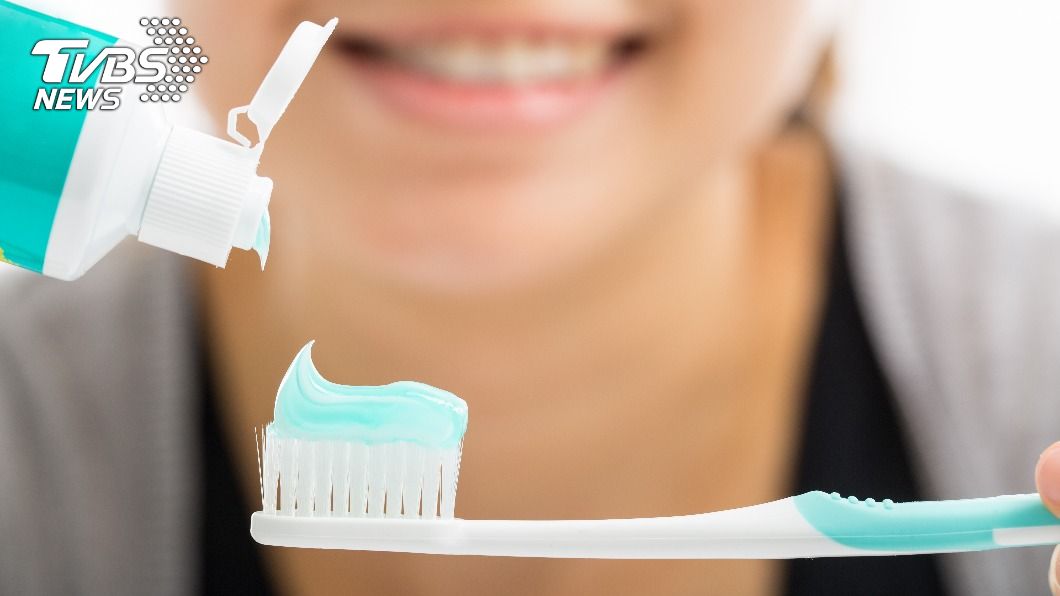 牙膏至少要停留在牙齒表面3至5分鐘才會起作用。（示意圖／shutterstock達志影像）