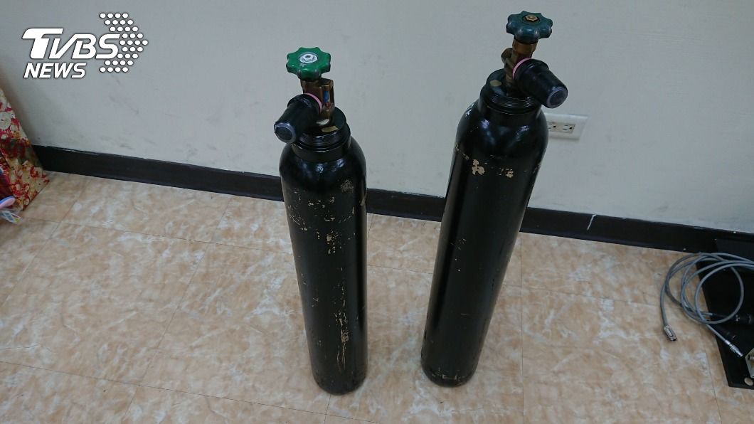 警方在陳屍處發現2支鋼瓶。（圖／TVBS）