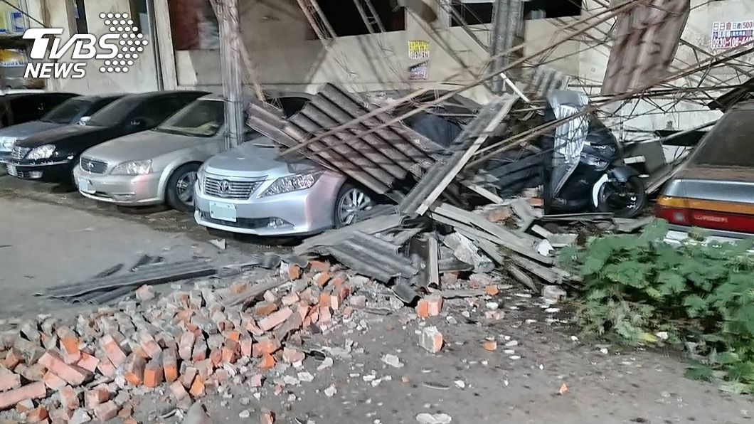 竹市一處廢棄大樓鋼筋、磚塊因地震掉落。（圖／中央社）