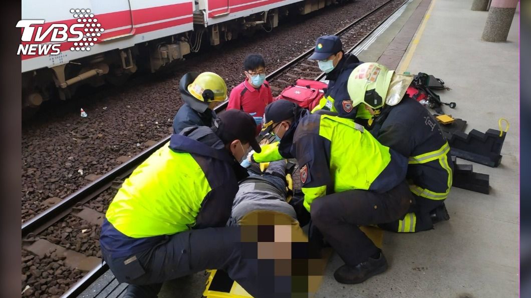 宜蘭羅東火車站旅客墜軌遭普悠瑪撞上。（圖／TVBS）