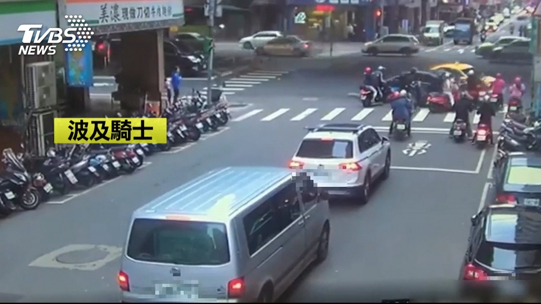 左轉車未禮讓 8車連撞釀7傷駕駛棄車逃 連環車禍 肇逃 待轉區 新北大道 Tvbs新聞網