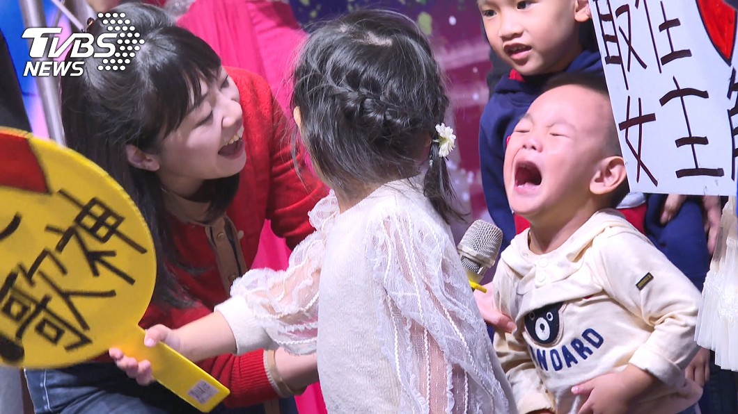 小孩在高嘉瑜的歌聲中哭了。（圖／TVBS）