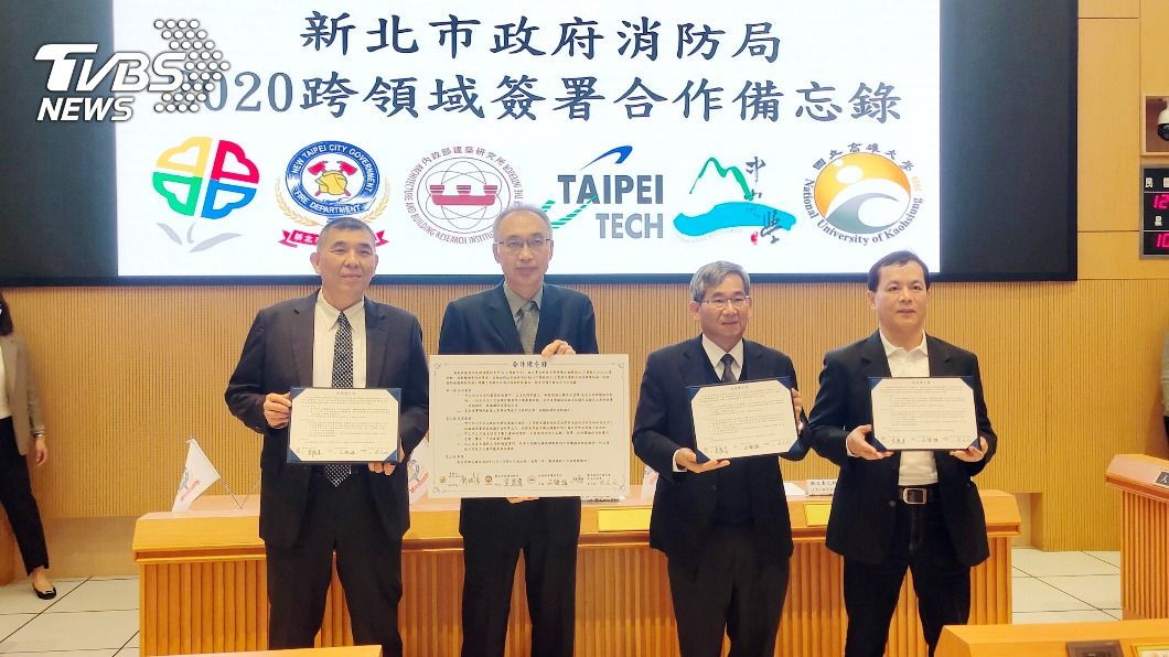 新北市府與內政部建築所、台北科技大學團隊簽署合作備忘錄。（圖／中央社）