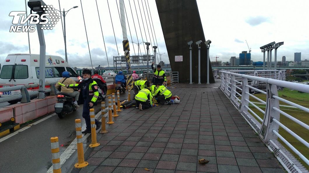 男子騎機車行經新北大橋自撞，送醫後不治。（圖／中央社）