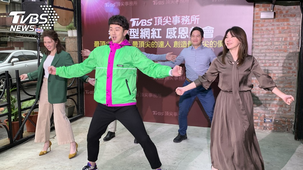 「廣場舞天王」麥克斯帶領網紅大跳廣場舞。（圖／TVBS）