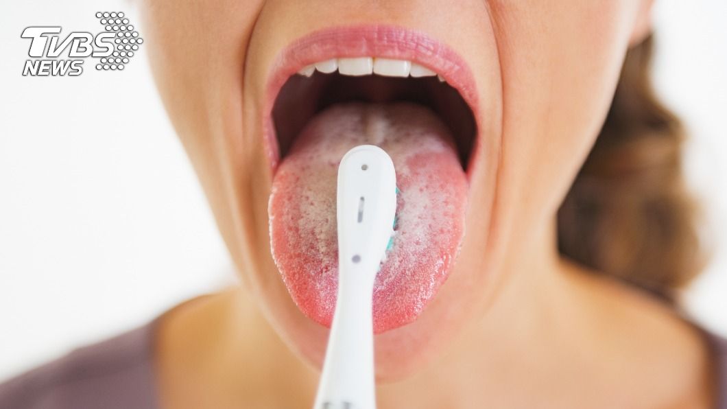 牙醫師青木博之不建議用牙刷刷舌苔。（示意圖／shutterstock 達志影像）