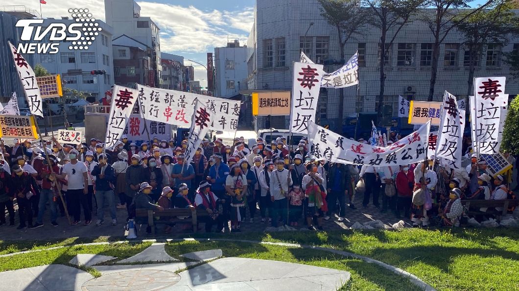 民眾到台東縣政府廣場拉布條抗議，高喊「原住民不是垃圾」等口號。（圖／中央社）