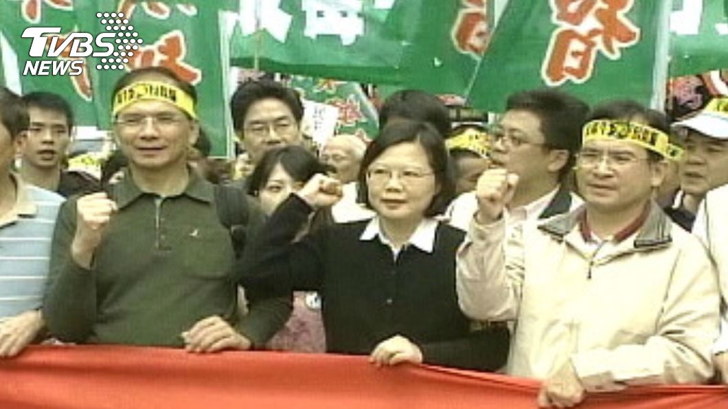 民進黨2009年11月14日發動「反毒牛、反出賣、反欺騙」示威遊行。（圖／TVBS資料畫面）