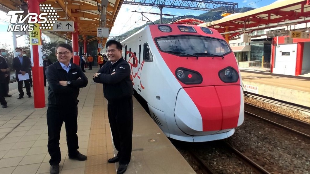 南迴鐵路電氣化日前通車，交通部長林佳龍（右）宣布，進入全台一日鐵道生活圈。（圖／中央社資料照）