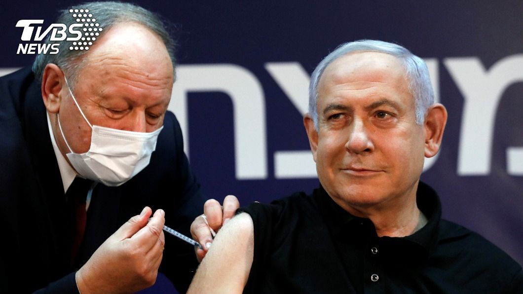 以色列總理尼坦雅胡（右）今（20）日率先施打新冠病毒疫苗。（圖／達志影像路透社） 以色列總理邀衛生部長「做榜樣」　率打疫苗鼓勵大眾