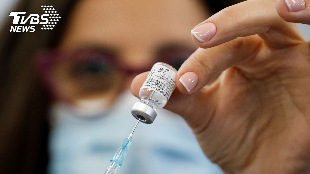 莫德納疫苗和輝瑞疫苗的效能都達90%，專家建議別挑品牌。（圖／達志影像路透社） 新冠疫苗如何選？　專家籲：盡早施打別挑品牌