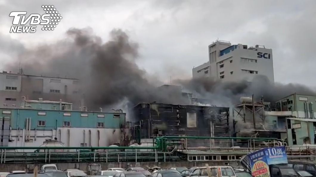桃園市竹區海湖里1家工廠發生火警，傳出2人受傷。（圖／中央社）