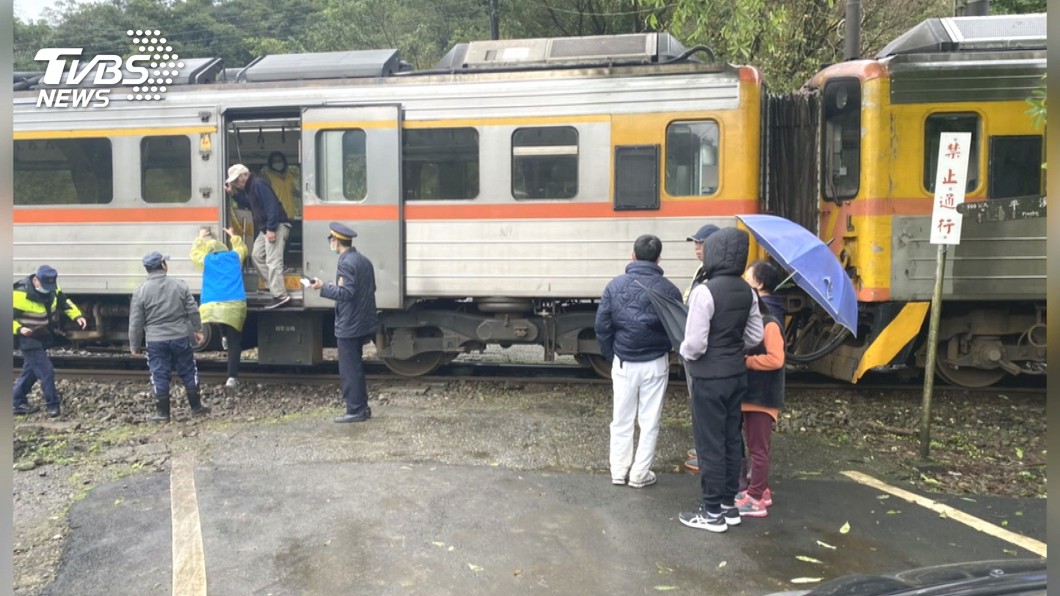 志工開車誤闖鐵道挨撞台鐵平溪列車延誤 平交道 求償 新北市 Tvbs新聞網