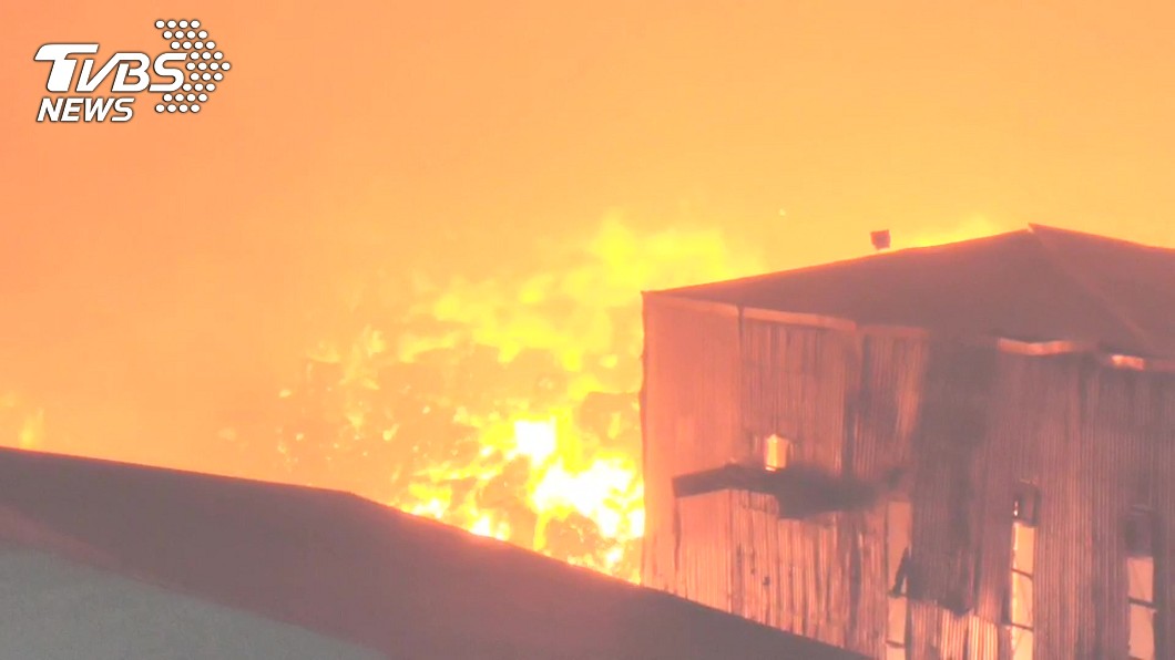 位於桃園蘆竹的旭富製藥工廠昨突爆炸起火。（圖／TVBS） 旭富火燒18小時財損估達8億　90%灼傷員工離世