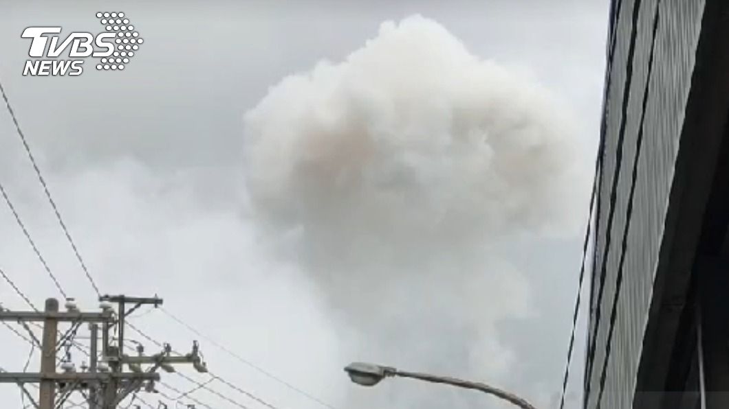 桃園市蘆竹區旭富製藥廠今（21）日中午又有爆炸聲響。（圖／TVBS）