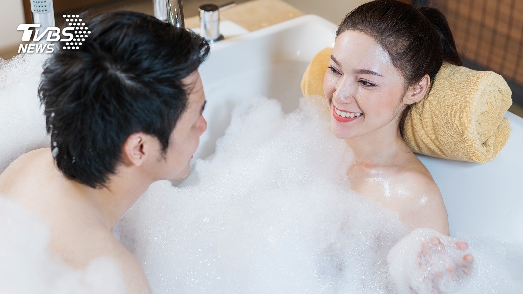 一名女子分享，男友竟然還和已經上大學的妹妹一起泡澡，讓她無法接受。（示意圖／shutterstock 達志影像）