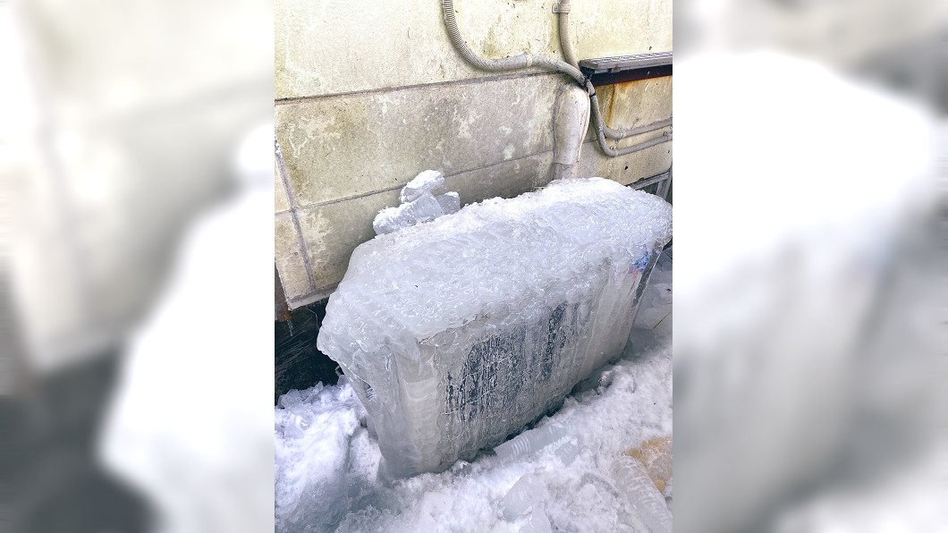 一名日本網友發現自家的室外機，竟然被凍成大冰塊。（圖／翻攝自推特）