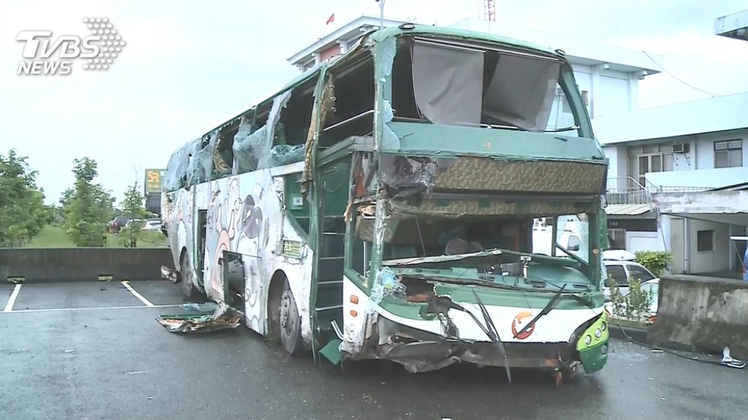 阿羅哈客運去年6月在國道發生嚴重車禍，造成3死13傷。（圖／TVBS資料畫面）