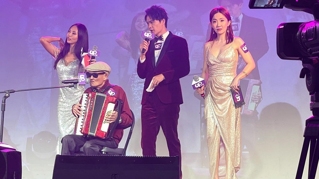 李炳輝（圖左2）今年僅接到一場尾牙演出。（圖／翻攝自萁萁蹦蹦臉書）