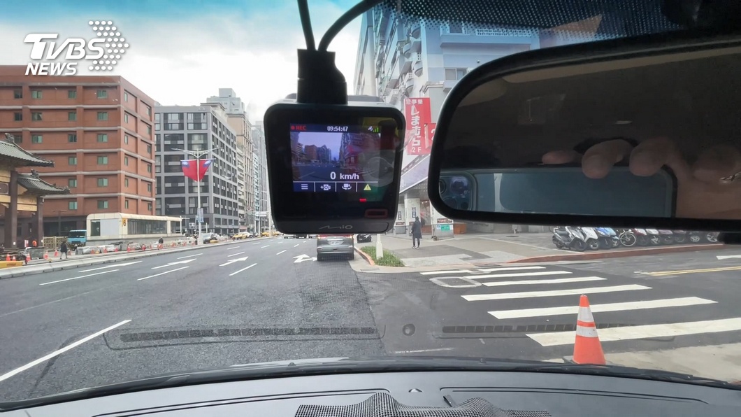 《道路交通管理處罰條例》第18-1條強制規定需裝設「行車紀錄器」。(圖片來源/ TVBS)