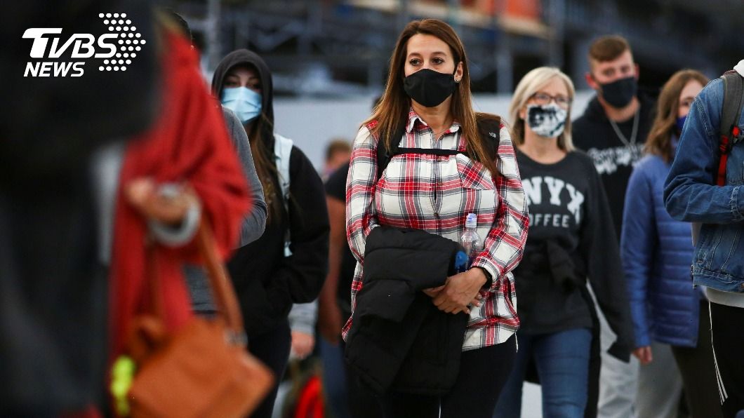 美科羅拉多發現第一起變種病毒病例，圖為民眾戴口罩走在街頭。 （圖／達志影像路透社）