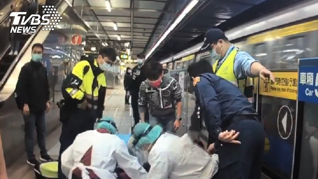 北捷乘客倒地命危，熱心男子及16歲少年接力CPR搶救。（圖／TVBS）
