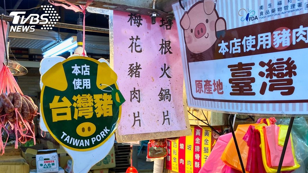 台北一處市場裡的肉攤業者張貼豬肉產地標章。（圖／中央社） 台灣豬識別紊亂　陳吉仲：全面重新確認申請業者