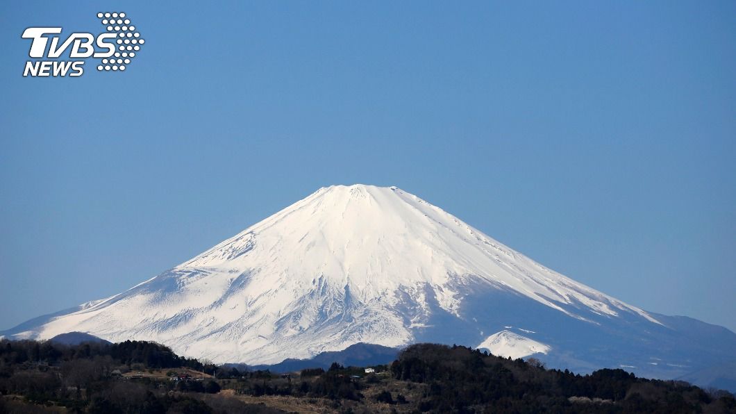 今年冬天降雪少，不過富士山今天上午終於積雪。（圖／達志影像路透社）
