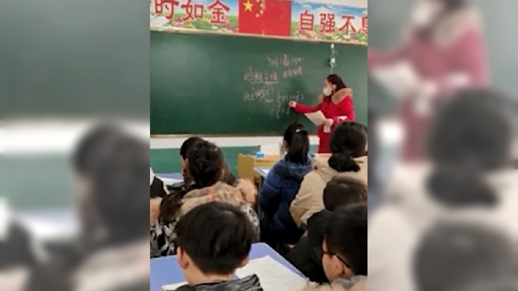 河南一名小學女老師即便生病吊點滴，仍堅持在台上為學生們講課。（圖／翻攝自微博）