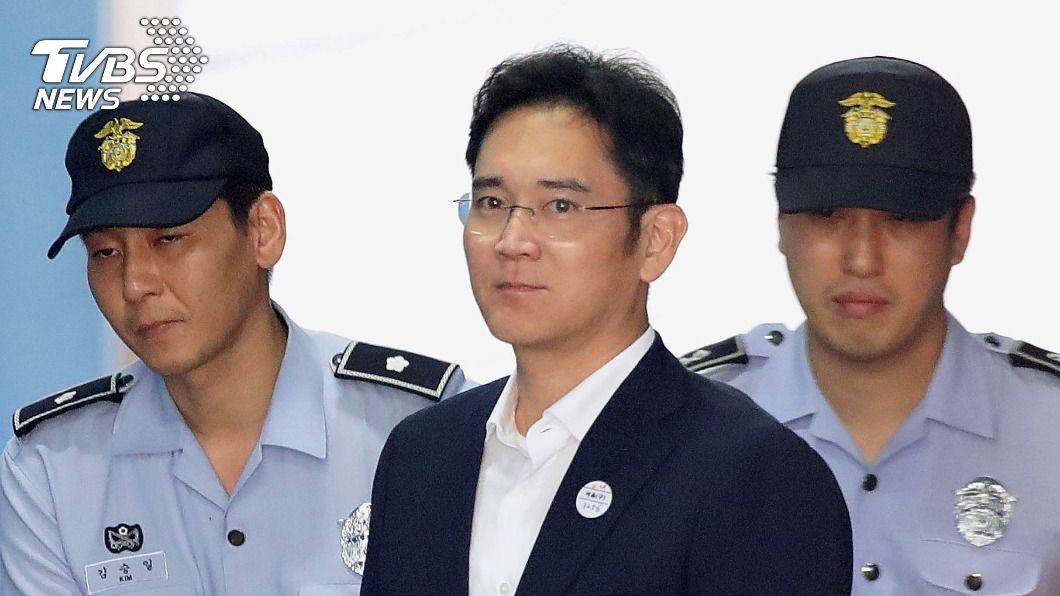韓國三星電子副會長李在鎔（中）涉嫌行賄，2017年遭起訴。（圖／達志影像路透社）