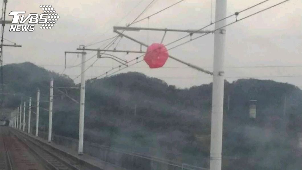 大型氣球纏繞電車線，高鐵斷電造成列車延誤（圖／中央社）