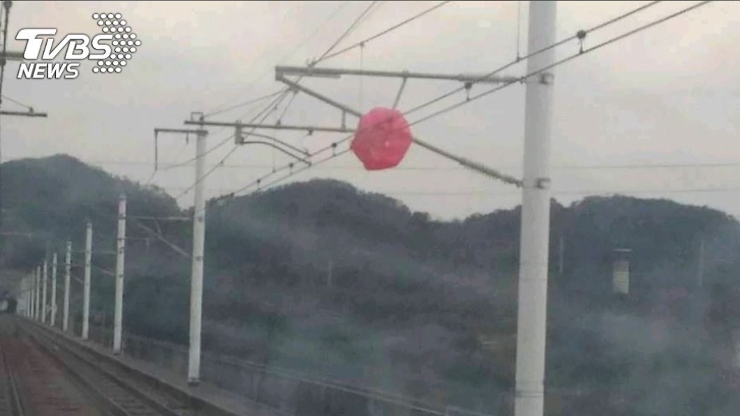 今（31）日下午高鐵桃園至新竹路段，發生大型氣球纏繞電車線。（圖／中央社）