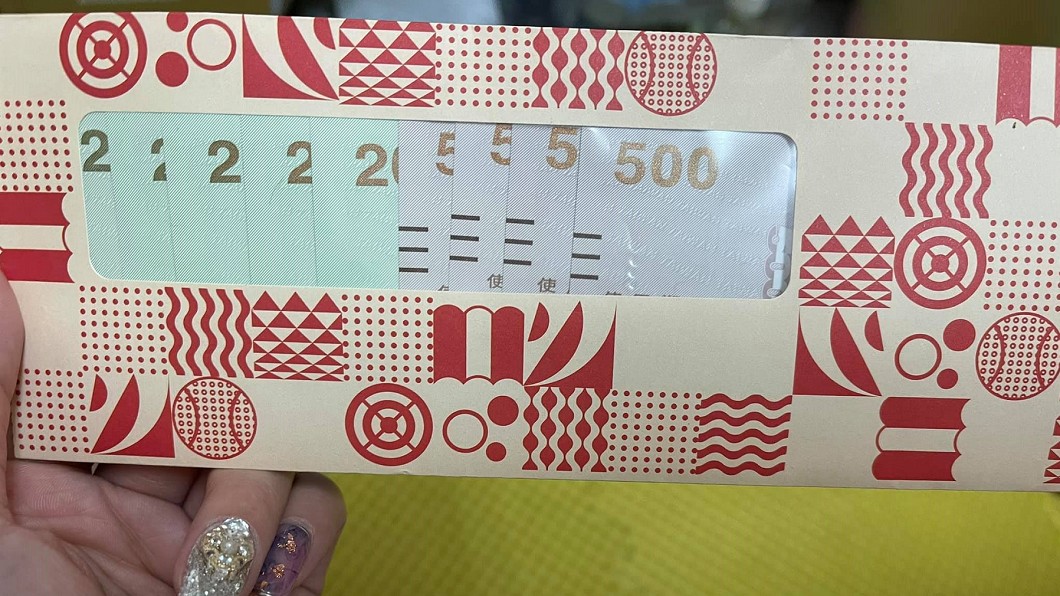 女子在抽屜找到未用完的三倍券。（圖／翻攝自臉書社團「爆怨公社」）