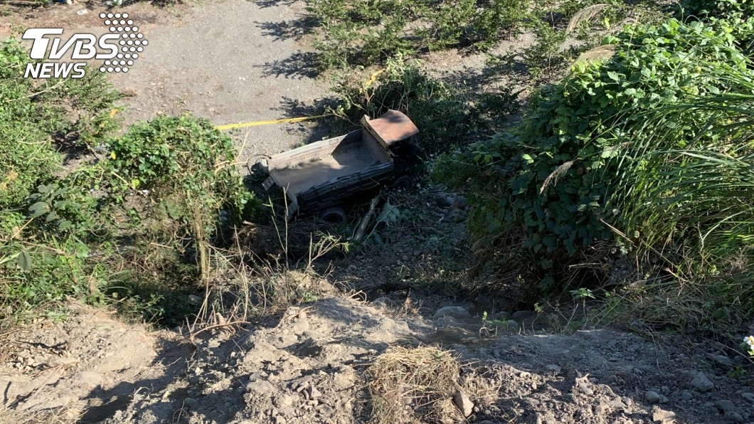 吳姓工人駕駛的農用車翻覆墜落17米深谷。（圖／TVBS）