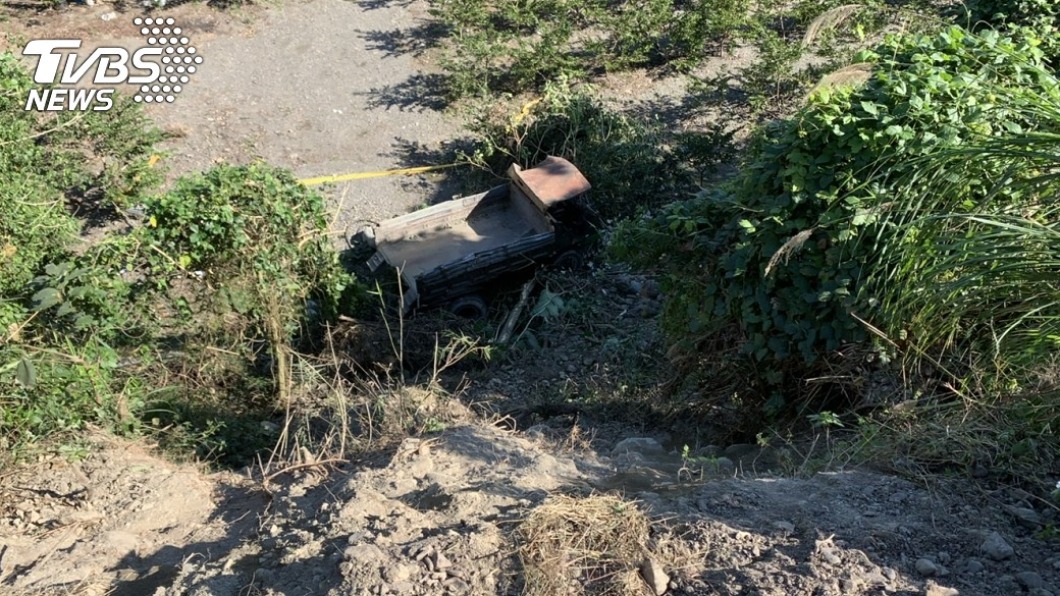 吳姓男子駕駛的農用車翻覆墜落17米深谷，警方到場時吳男已無生命跡象。（圖／TVBS）