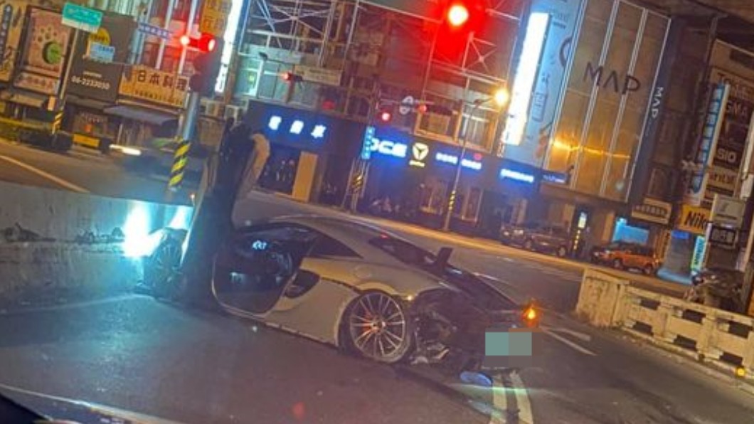 美籍華人駕駛開著超跑麥拉倫撞上台南市東區橋墩。（圖／翻攝自「台南爆料公社」臉書）