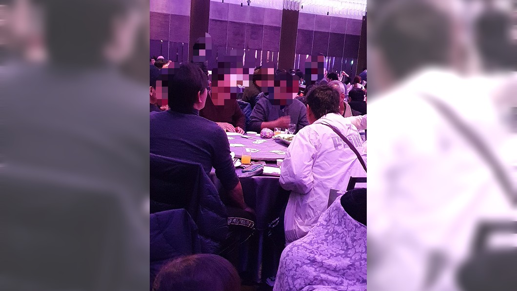 有民眾分享日前吃喜酒時，有隔壁桌的賓客玩起撲克牌了。（圖／翻攝自爆廢公社二館）