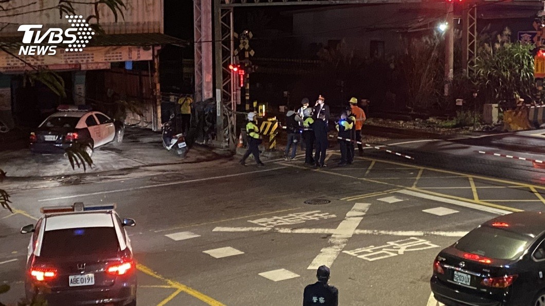 台鐵一輛從新竹開往基隆的區間車，行經內壢=桃園間時發生事故。（圖／TVBS）