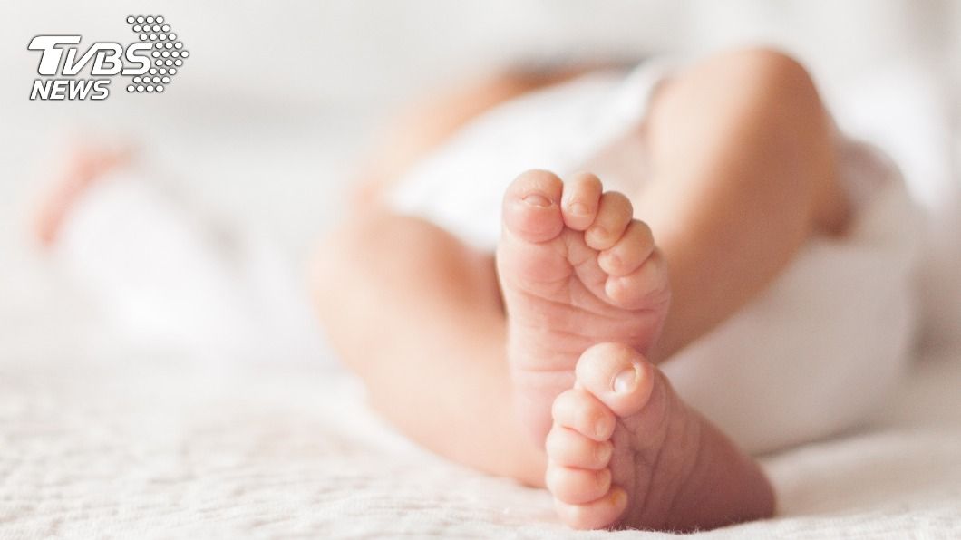 有民眾發現家中寶寶會瘋狂搓腳。（示意圖／Shutterstock達志影像）
